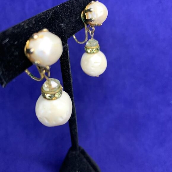 Unmarked Textured Faux Pearl Danglers, Vintage - Picture 4 of 7